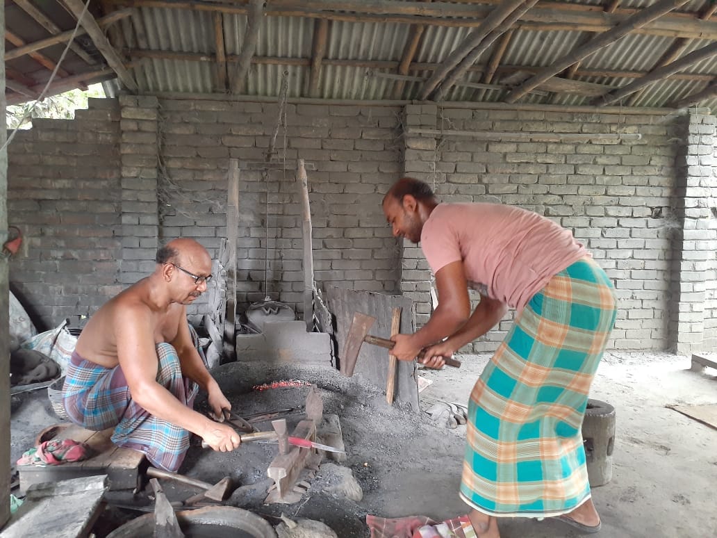 টুং-টাং শব্দে মুখরিত জীবননগরের কামার পাড়া