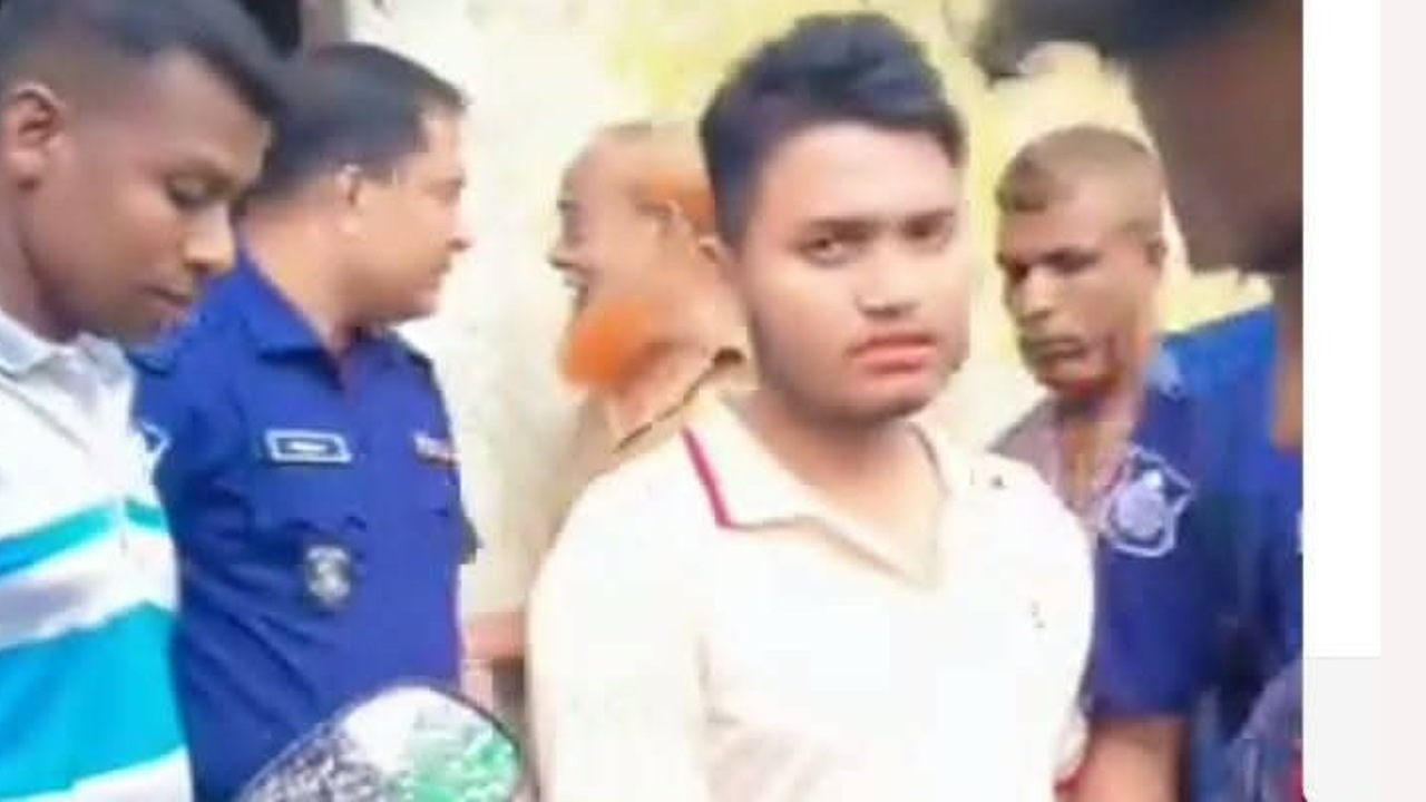 গাইবান্ধায় কেন্দ্রের বাহির থেকে প্রশ্ন ও উত্তরপত্রসহ আটক ২