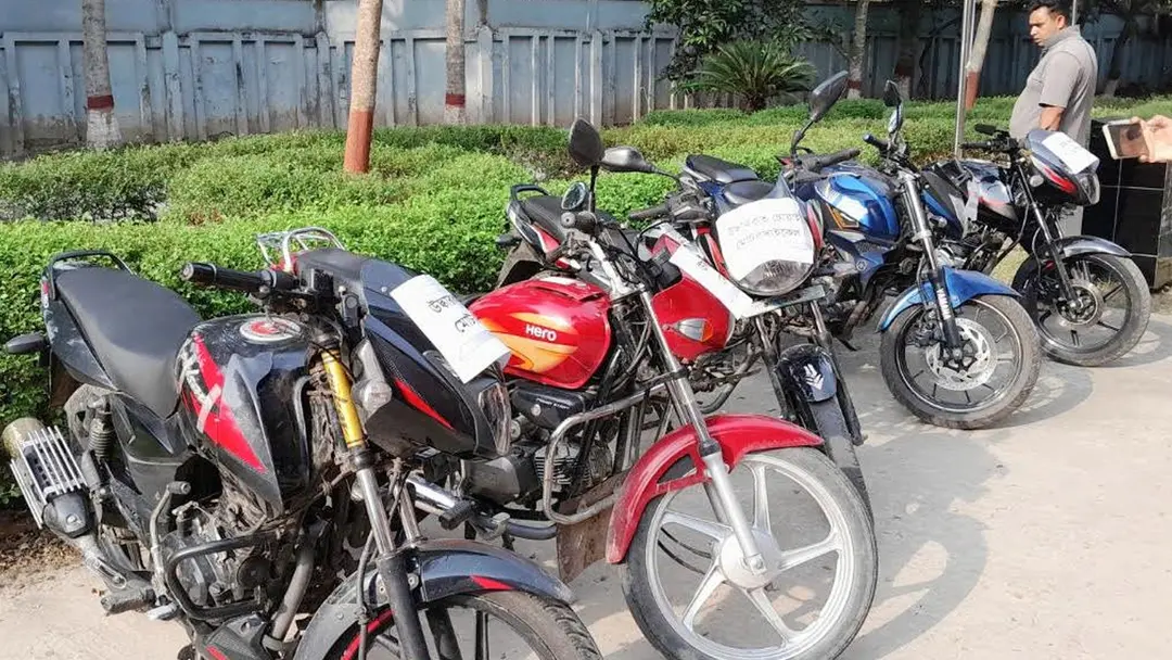 মুরগির ফার্মে লুকানো ছিল ৫টি চোরাই মোটরসাইকেল