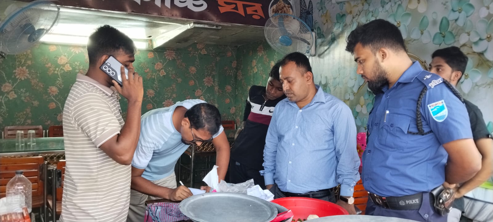 লাইসেন্স না থাকায় তিন হোটেল ব্যবসায়ীকে জরিমানা