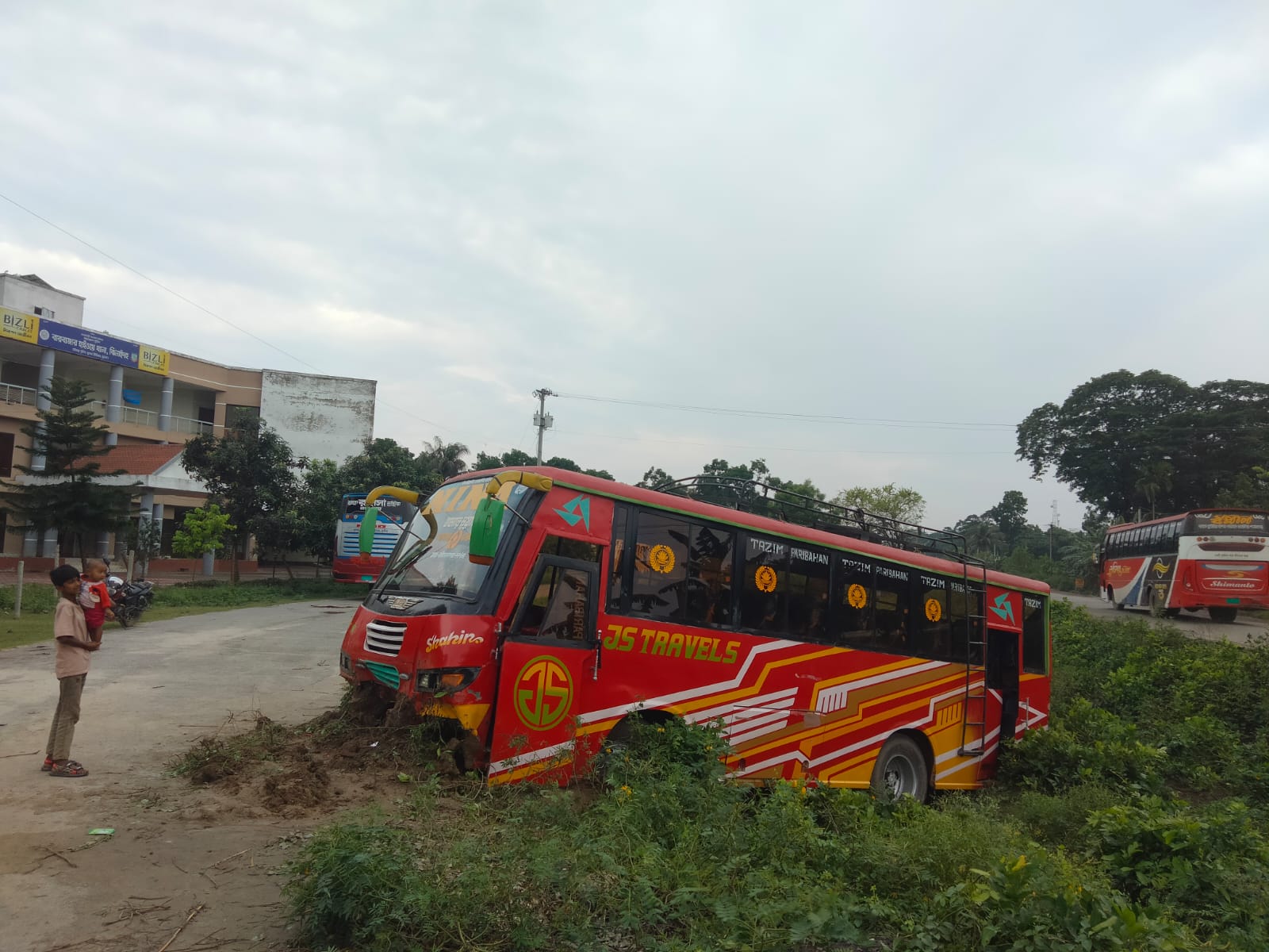 কালীগঞ্জে নিয়ন্ত্রণ হারিয়ে যাত্রীবাহী বাস খাদে , আহত ৮