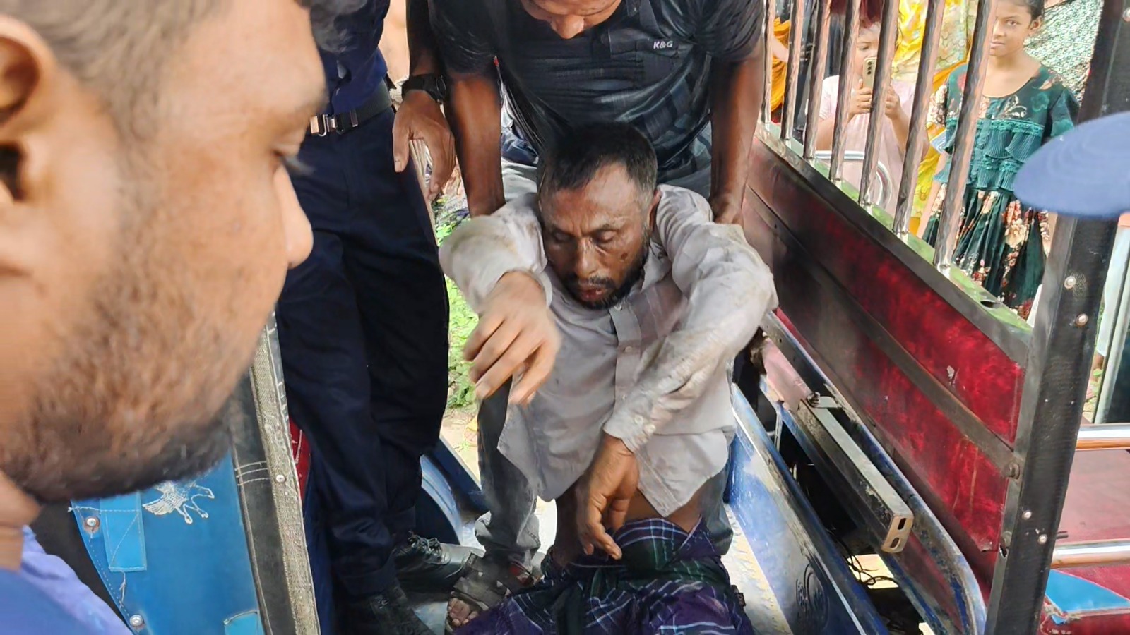 কালীগঞ্জে কিশোরীকে ধর্ষণ চেষ্টার অভিযোগ রিক্সা চালককে গণপিটুনি, পুলিশের হাতে সোপর্দ