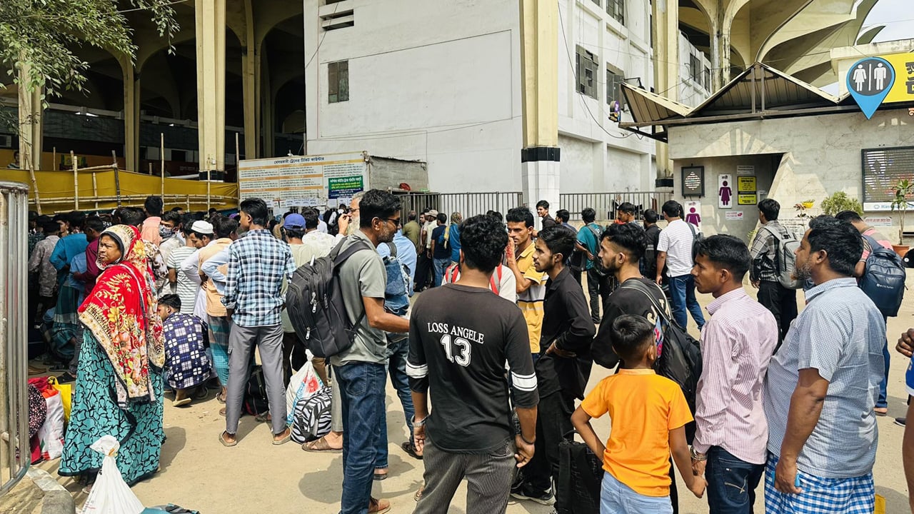 ঘরমুখো মানুষের ঢল কমলাপুরে, ভিড় থাকলেও নেই শিডিউল বিপর্যয়