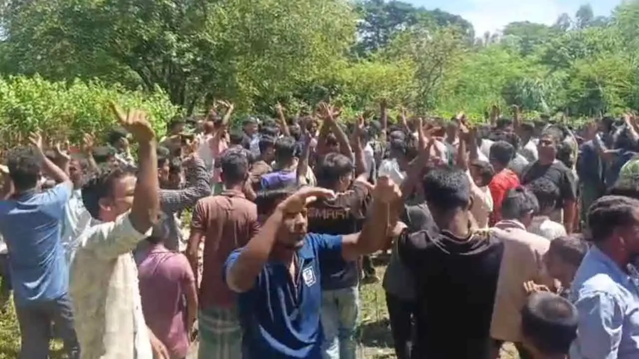 সীতাকুণ্ডে রেলওয়ের জায়গা উচ্ছেদে বাধা, উত্তেজনা