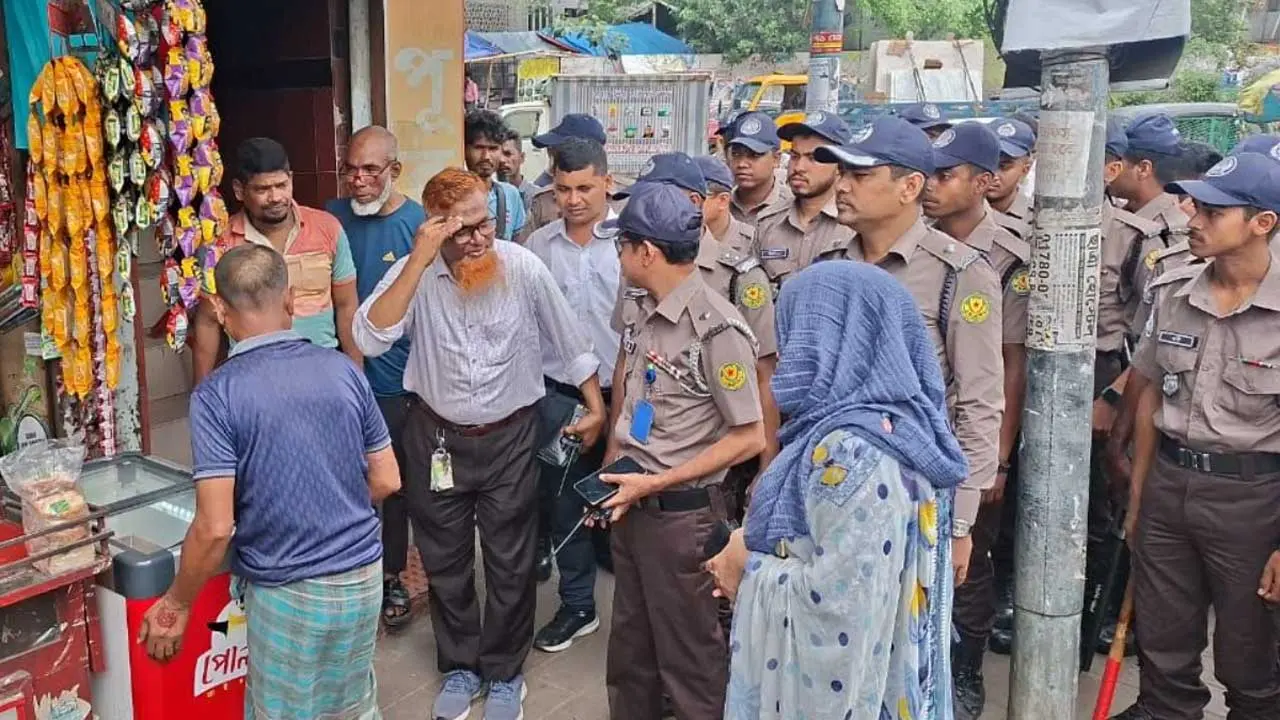 ফুটপাত দখল করে ব্যবসাপ্রতিষ্ঠান : বনানীতে ডিএমপির উচ্ছেদ অভিযান শুরু