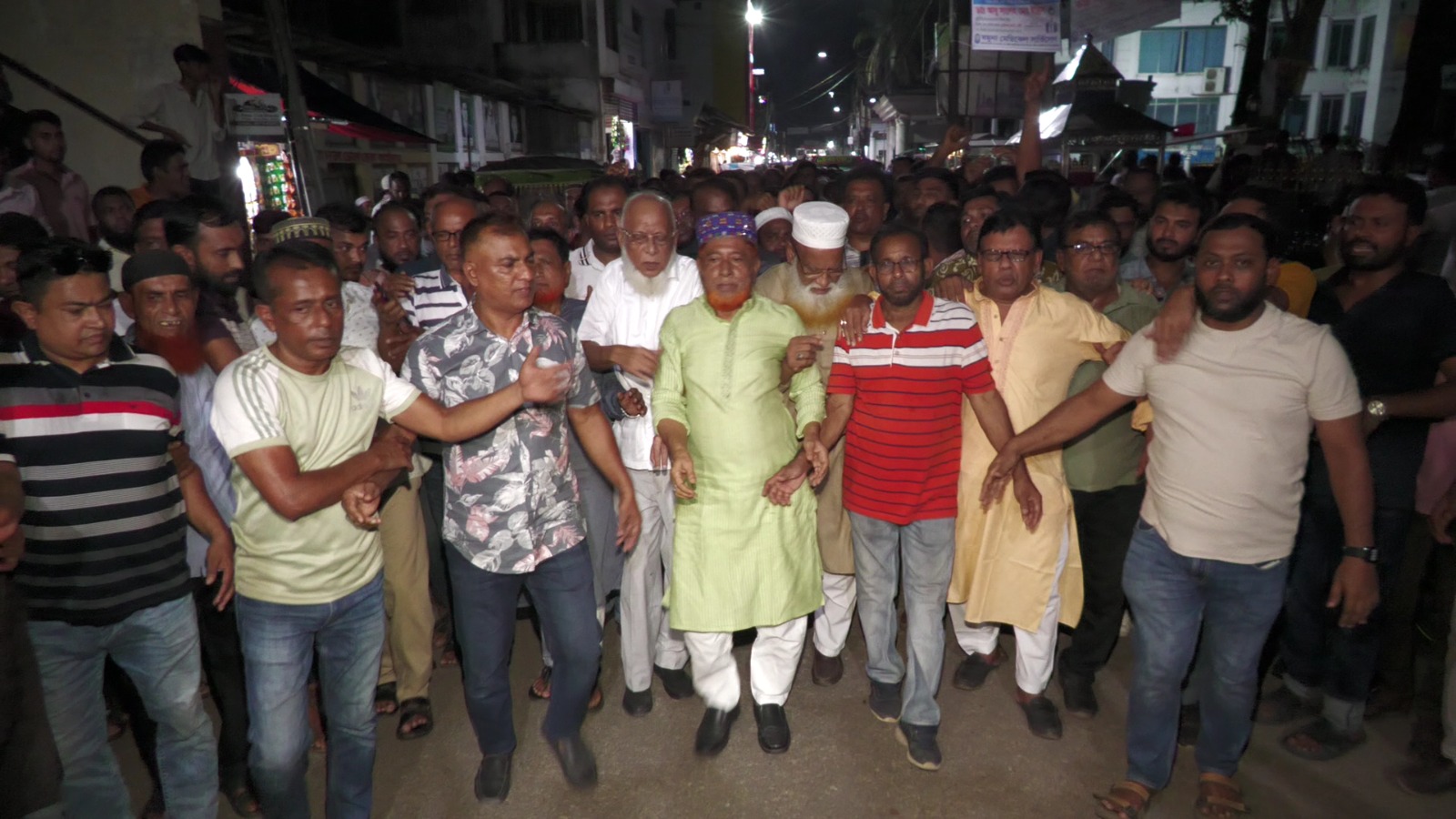 ভোলায় আমন্দ মিছিল ও মিস্টি বিতরন
