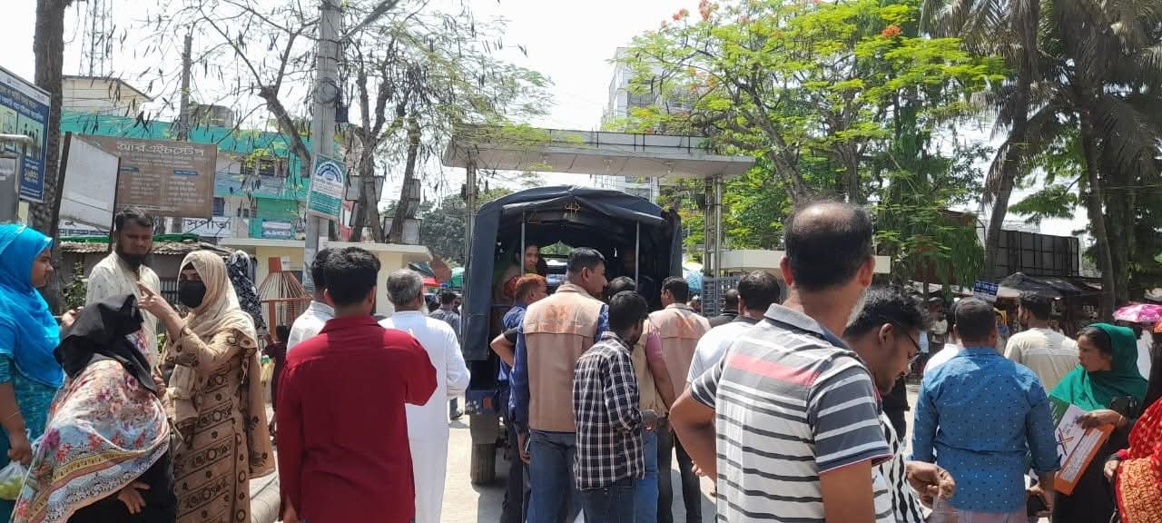 ফরিদপুর মেডিকেল হাসপাতাল থেকে দালাল সহ প্রতারক আটক