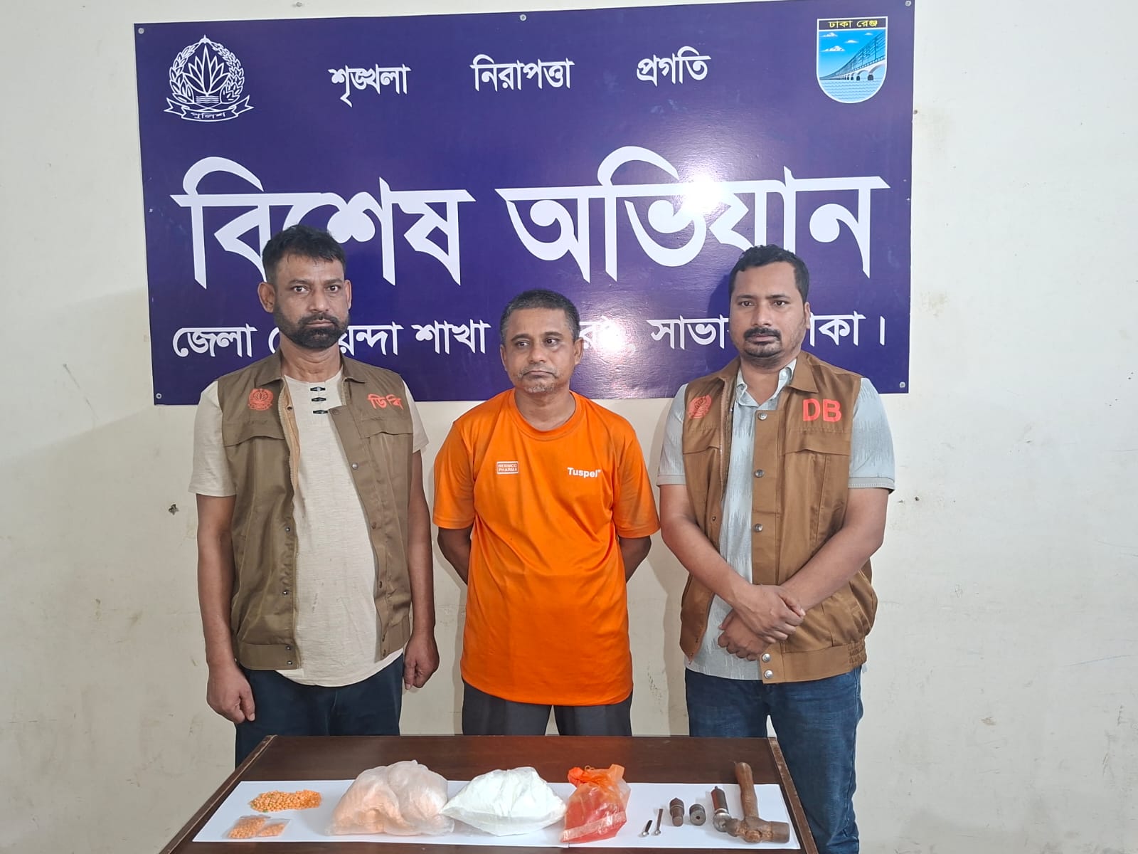 আশুলিয়ায় ইয়াবা তৈরির মিনি কারখানা আবিষ্কার, ডিবি (উত্তর)-এর হাতে কারিগর গ্রেফতার