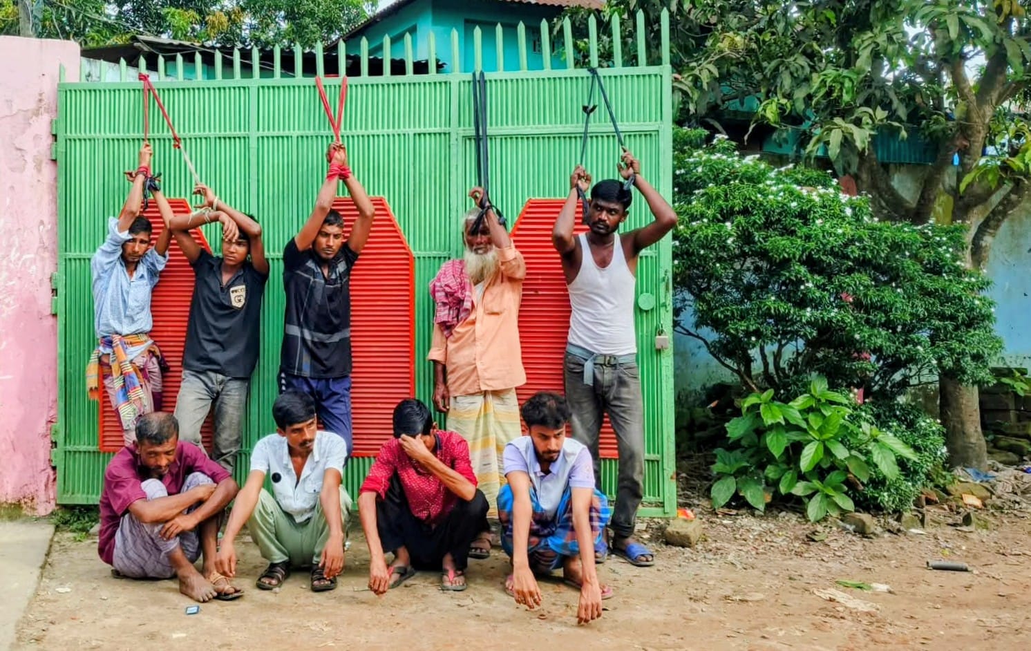 'গেইটের সাথে বেঁধে রাখলেন মাদক ব্যবসায়ীদের', ভ্রাম্যমাণ আদালতে সাজা