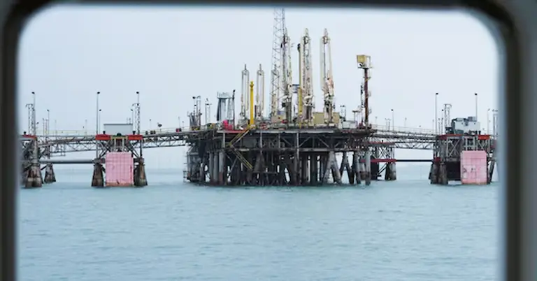 হরমুজ প্রণালিতে ছাড়: আমদানিকারকদের তেল উত্তোলনের শিডিউল চাইল ইরাক