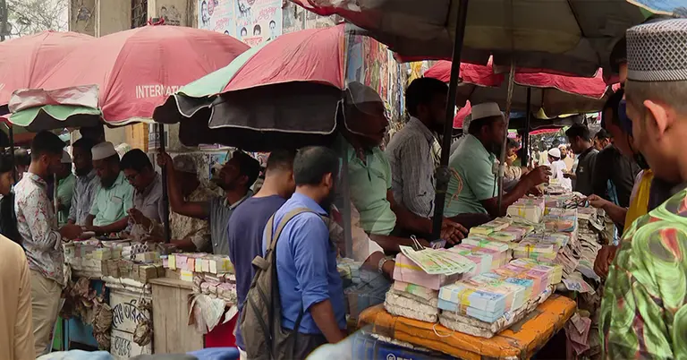 ব্যাংকে না থাকলেও ফুটপাতে বেশি দামে মিলছে নতুন নোট