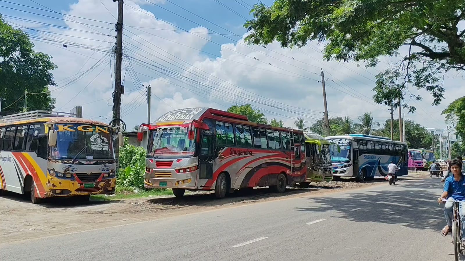 চুয়াডাঙ্গায় পাঁচ রুটে বাস বন্ধ, মঙ্গলবার থেকে দূরপাল্লার বাসও বন্ধের হুঁশিয়ারি
