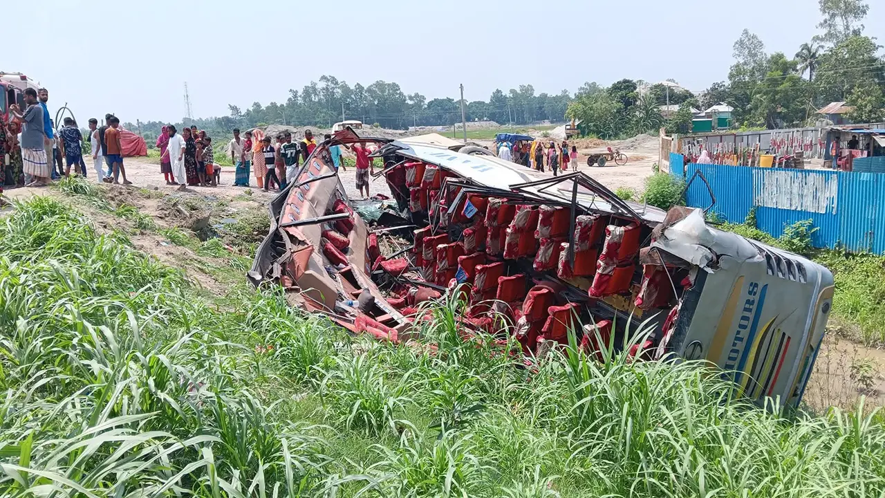 ঢাকা-টাঙ্গাইল মহাসড়কে যাত্রীবাহী বাস খাদে, গুরুতর আহত ১৭
