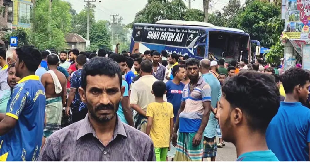 বাসচাপায় ৬ শ্রমিক নিহত, মহাসড়ক অবরোধ