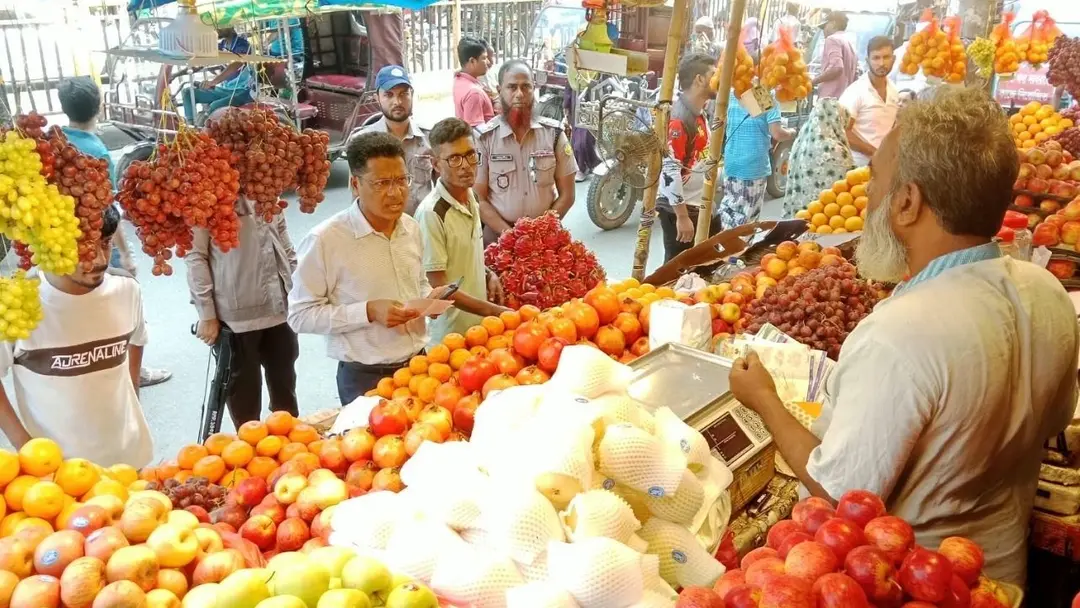 নিত্যপণ্য ও এলপি গ্যাসের বাজারে অভিযান : ১০২ প্রতিষ্ঠানকে জরিমানা