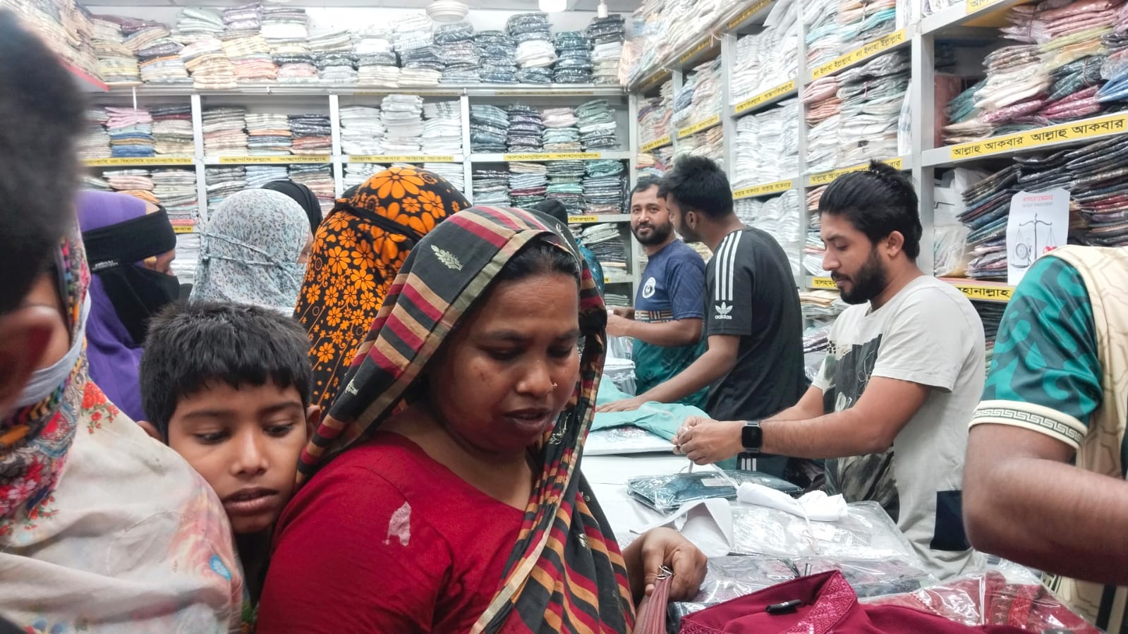 নড়াইলে শেষ মূহুর্তে জমে উঠেছে ঈদ বাজার