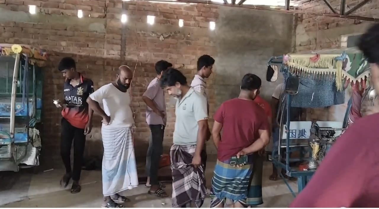 ধামরাইয়ে পিস্তল ঠেকিয়ে ১২ লাখ টাকার মালামাল লুট