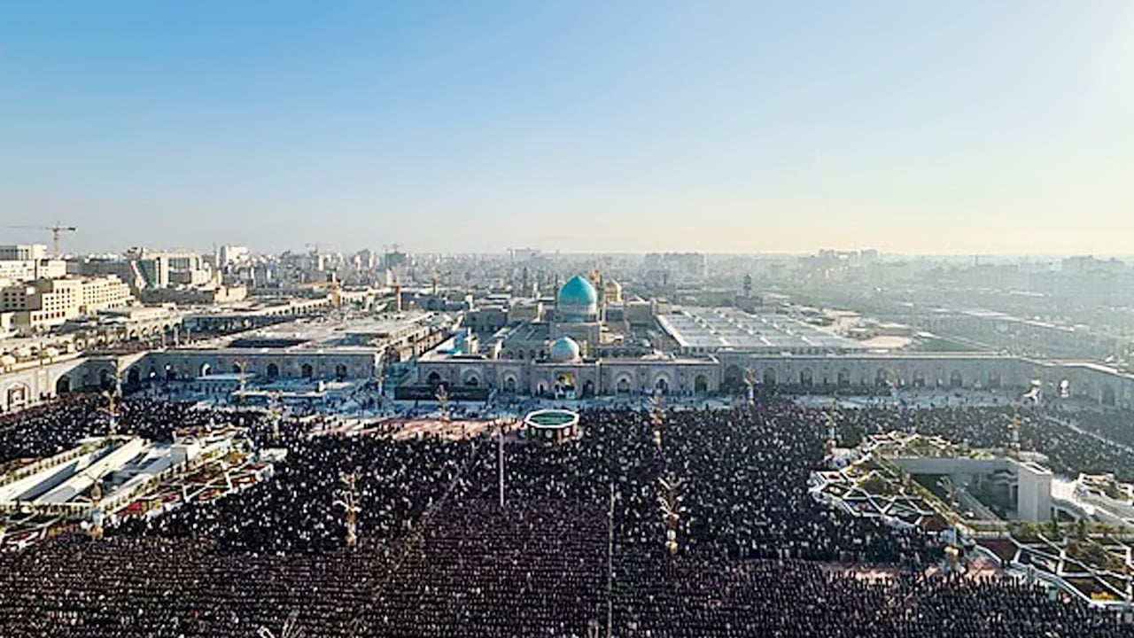 যুদ্ধের মধ্যে উন্মুক্ত ময়দানে ঈদের নামাজ পড়ল ইরানিরা