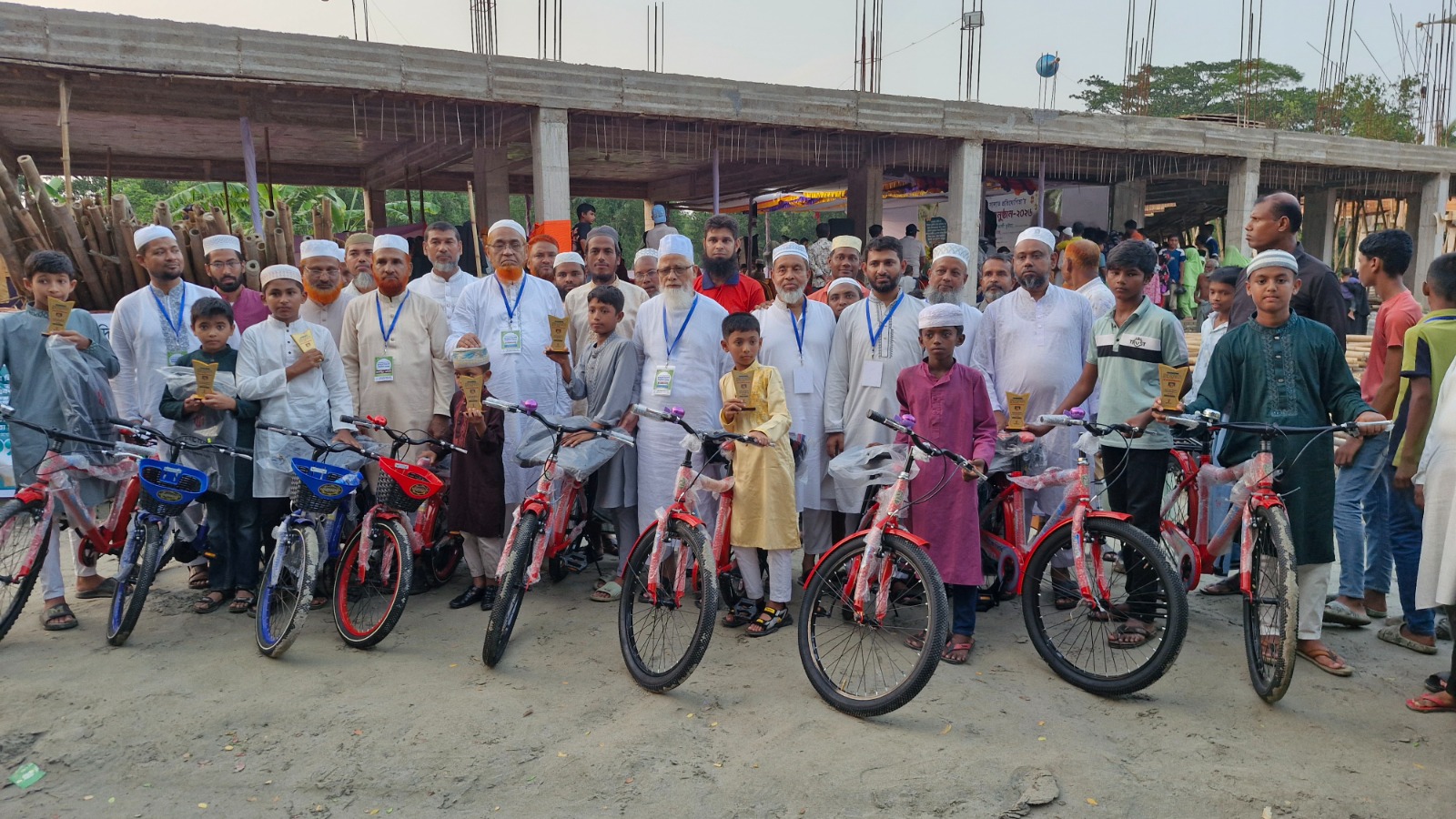 ফেনীর দাগনভূঞায় ৪০ দিন জামাতে নামাজ আদায় করে বাইসাইকেল পেলো ৯ কিশোর