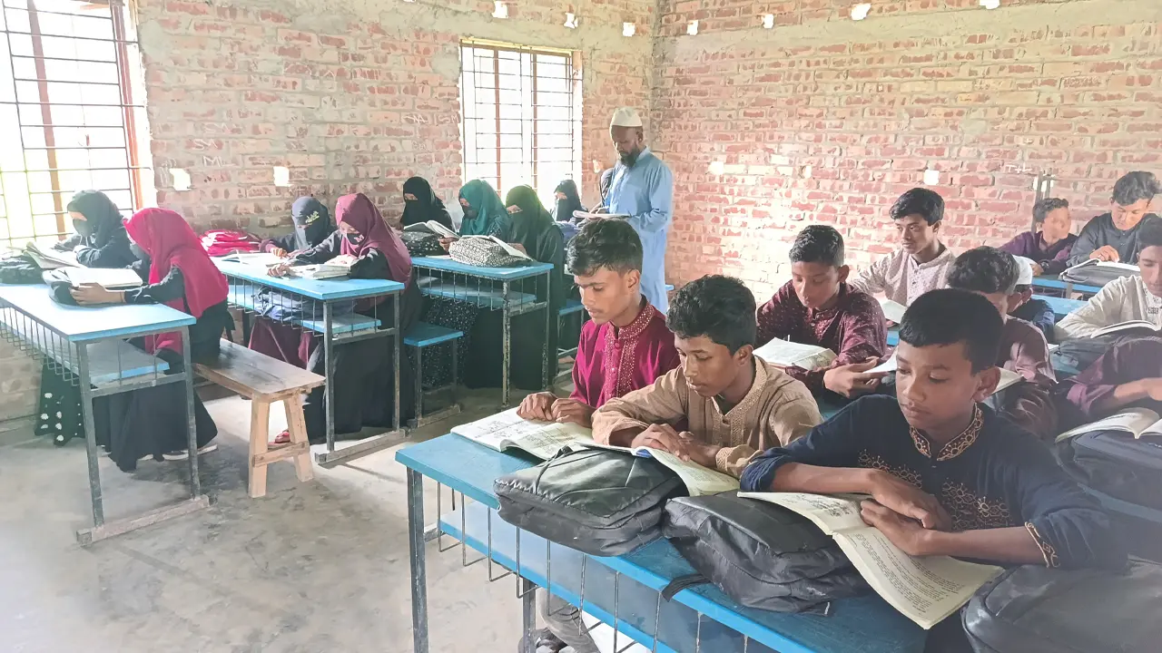 ২৬ বছর ধরে বিনা বেতনে শিক্ষকতা, তবু এমপিও নেই মাদরাসার
