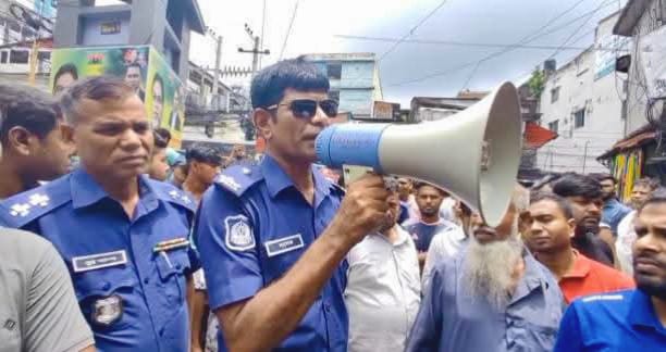 ফুটপাত উচ্ছেদে ক্ষুব্ধ ফল ব্যবসায়ীরা