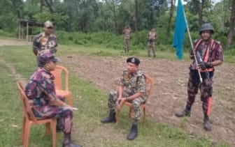বাংলাদেশে ফেলে যাওয়া বিএসএফ এর অ'স্ত্র ওয়াকিটকি ফেরত দিল বিজিবি