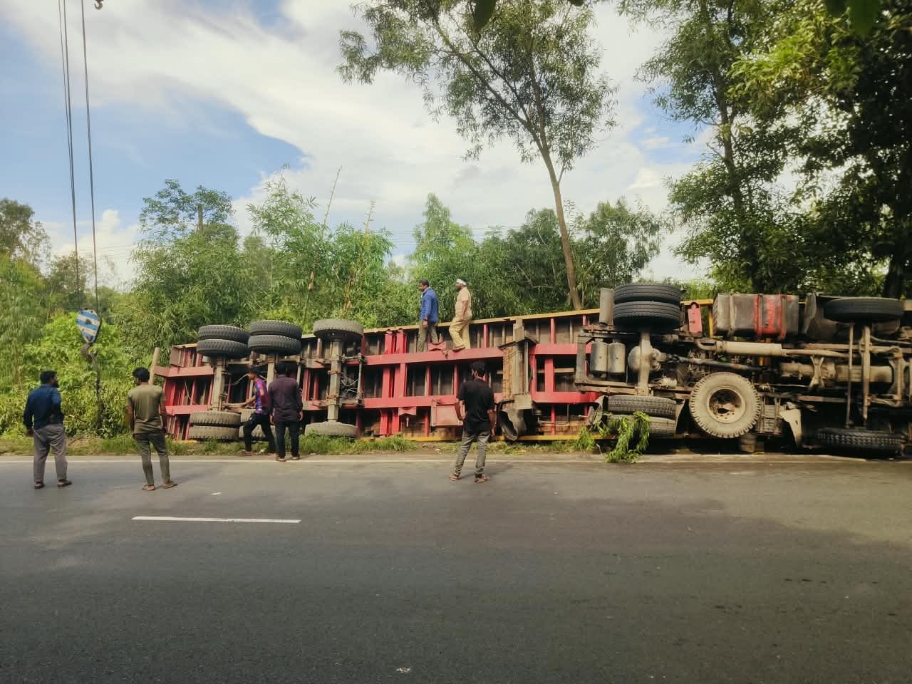 ঢাকা-চট্টগ্রাম মহাসড়কে নিয়ন্ত্রণ হারিয়ে উল্টে গেল মালবাহীলরি