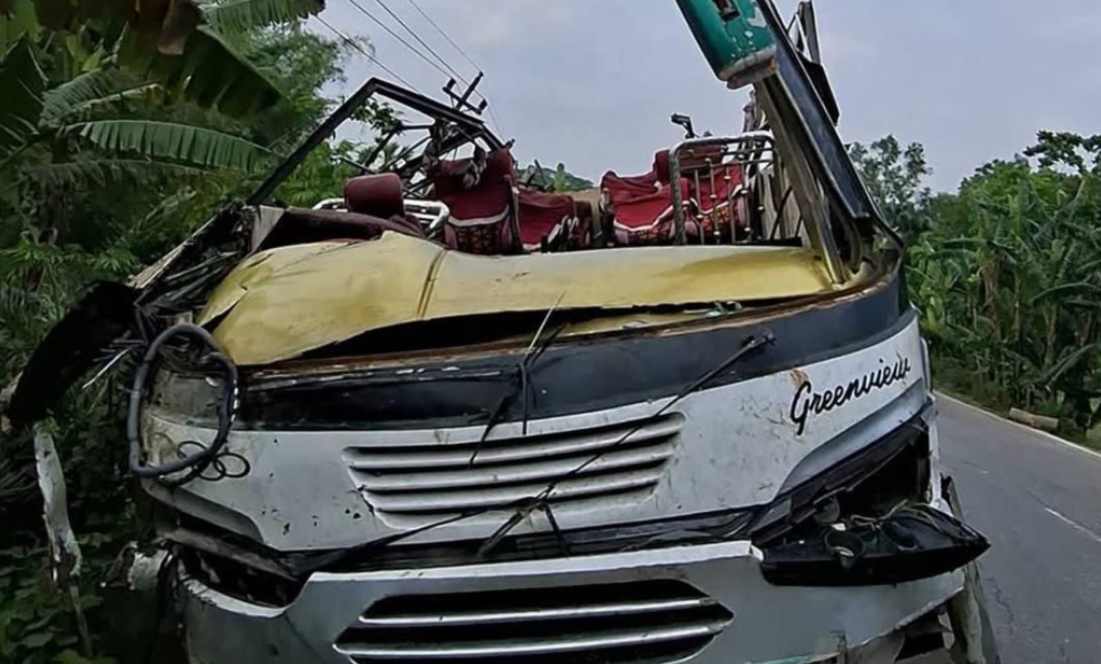 ঢাকা-বরিশাল মহাসড়কে বাস খাদে, প্রাণ গেল নারী যাত্রীর