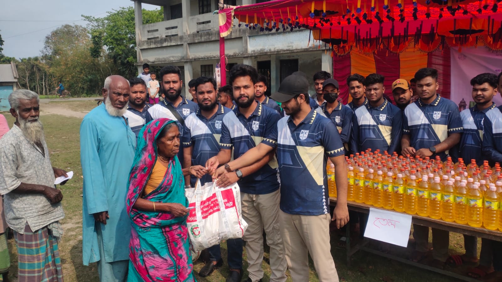 কলারোয়ায় ২৫০ অসহায় ও হতদরিদ্র পরিবারের মাঝে ঈদ সামগ্রী বিতরণ