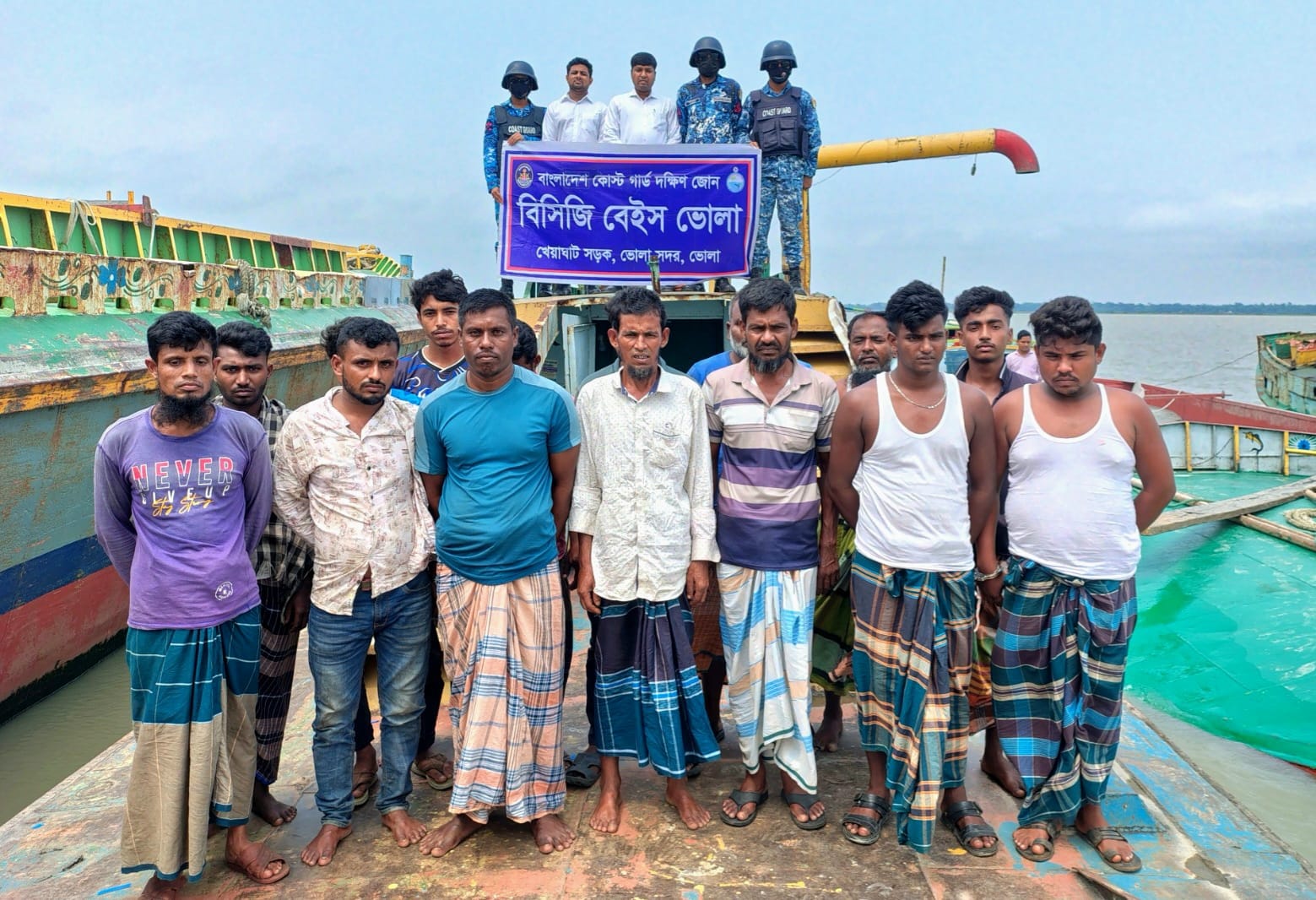 ভোলায় অবৈধভাবে বালু উত্তোলনের দায়ে ড্রেজার-বাল্কহেডসহ আটক-১৫