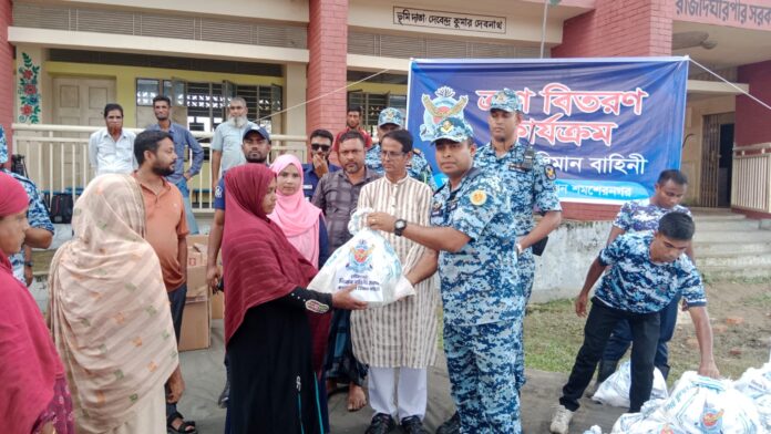 কমলগঞ্জে বিমান বাহিনীর উদ্যোগে বন্যার্তদের মাঝে ত্রাণ বিতরণ, চলবে মেডিকেল ক্যাম্পও