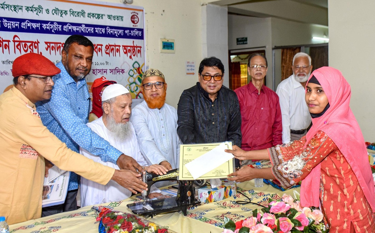 গাইবান্ধায় আত্মকর্মসংস্থান কর্মসূচি ও যৌতুক বিরোধ প্রকল্পের আওতায় কর্মীরহাতের বিনামূল্যে সেলাই মেশিন বিতরণ