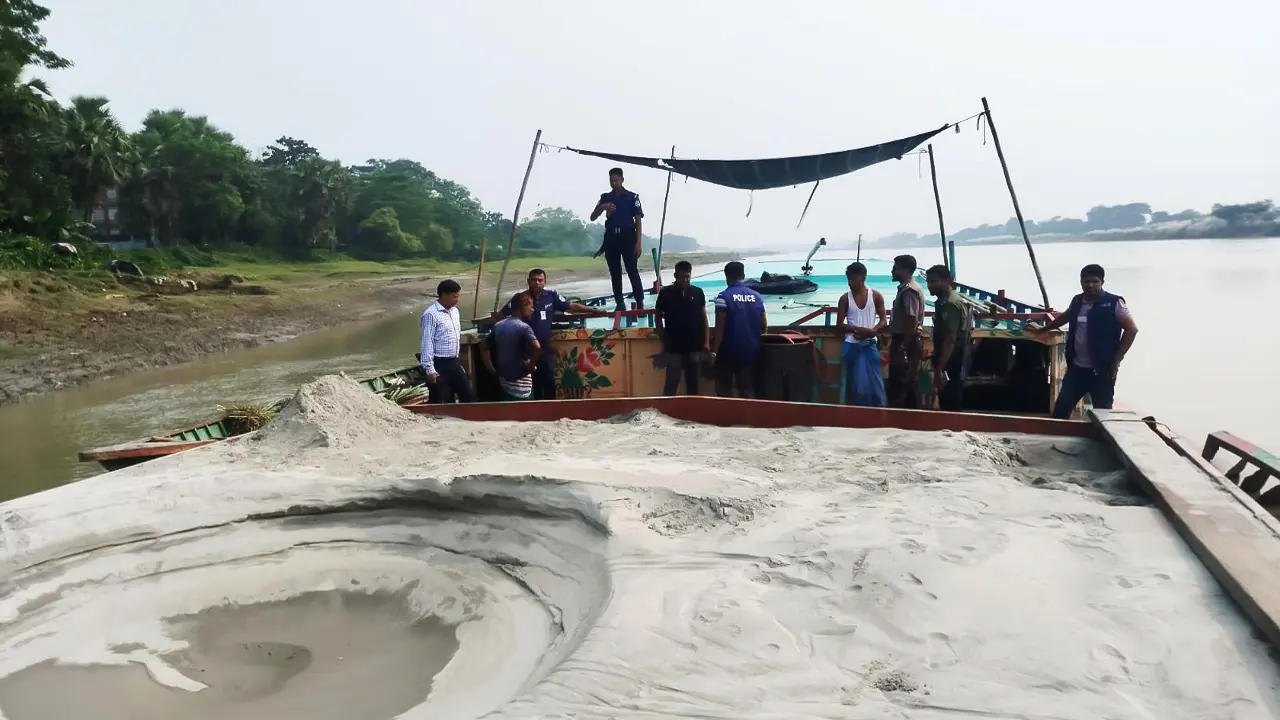ব্রহ্মপুত্রে অবৈধভাবে বালু উত্তোলন, ড্রেজার জব্দ করে ১ লাখ জরিমানা