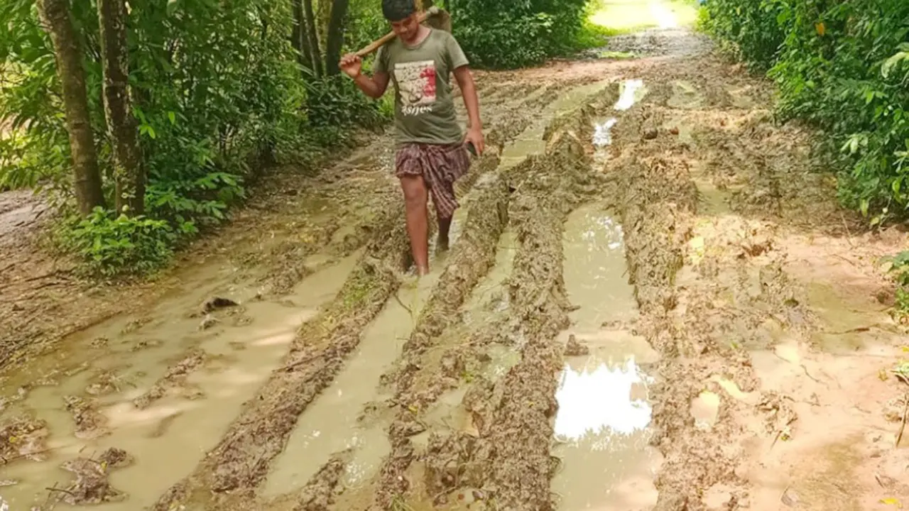 বৃষ্টি হলেই চলাচলের অনুপযোগী, দুর্ভোগে তিন গ্রামের মানুষ
