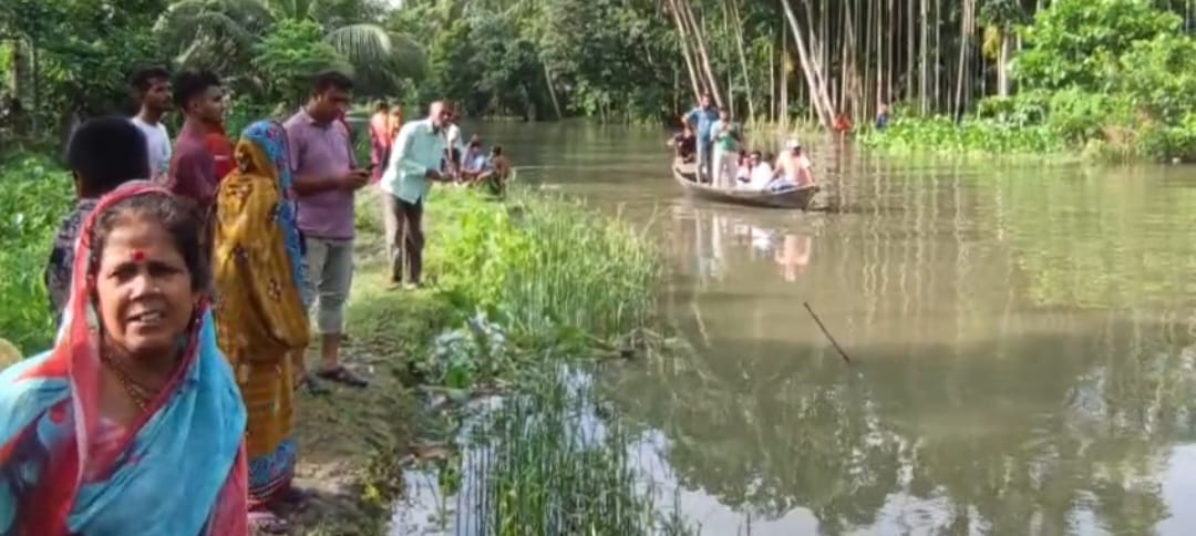 আমগাছ থেকে খালে ঝাঁপ দিয়ে নিখোঁজ কিশোর, চলছে উদ্ধার অভিযান