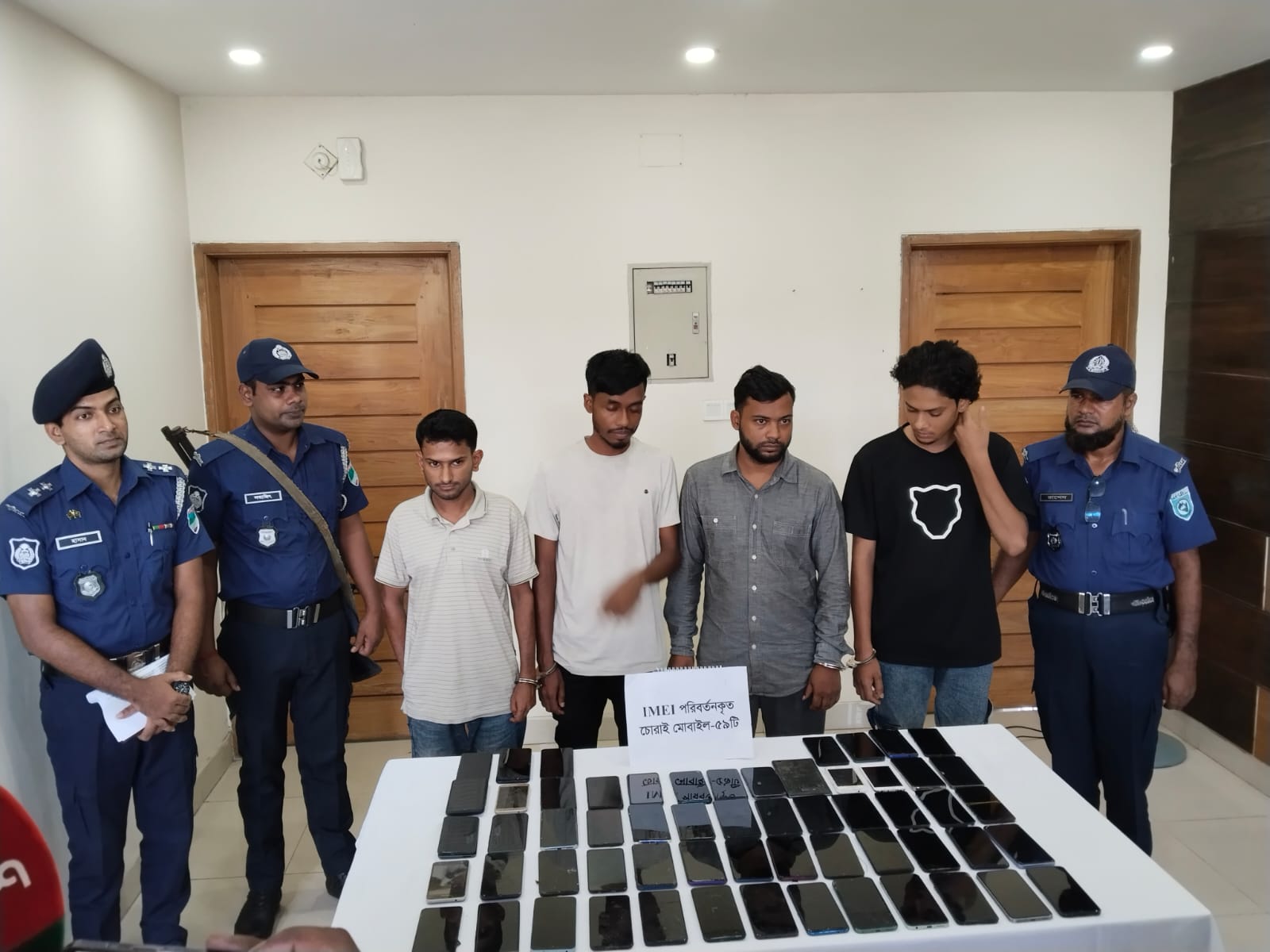 বাগেরহাটে আইএমইআই পরিবর্তন করা ৫৯ চোরাই মোবাইল উদ্ধার, গ্রেপ্তার ৪