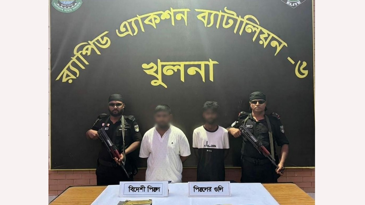 খুলনার কুখ্যাত বি-কোম্পানির সন্ত্রাসী বিল্লু সহযোগী ও অস্ত্র সহ গ্রেপ্তার