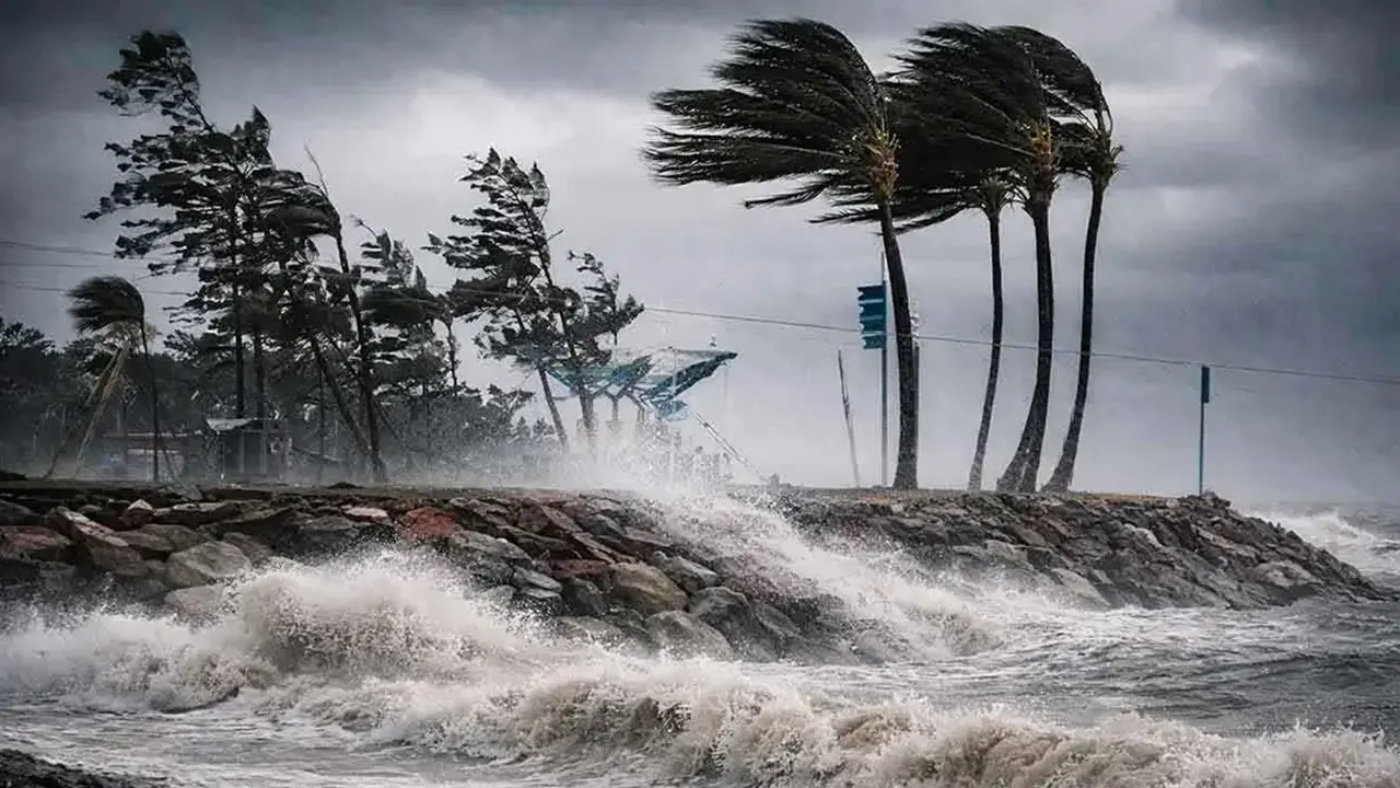 দেশের সাত অঞ্চলে ঝড়ের আভাস, নদীবন্দরে সতর্কতা