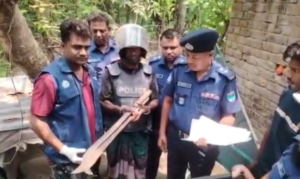 রক্তাক্ত অস্ত্রসহ খালাতো ভাইকে হত্যাকারী কালু আটক