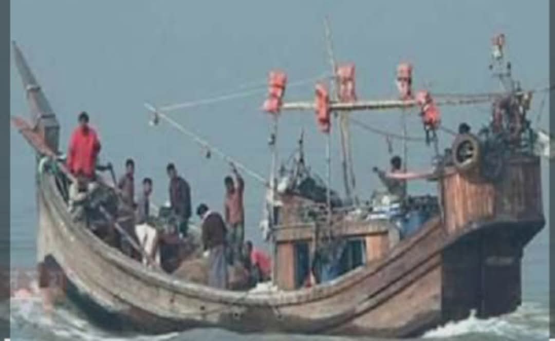 বঙ্গপসাগরে মাছ ধরা ট্রলারে ডাকাতি, ইলিশসহ ১১ লাখ টাকার মালামাল লুটের অভিযোগ