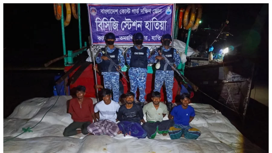 হাতিয়ায় ৭৬০ বস্তা সারসহ ৫ পাচারকারী আটক
