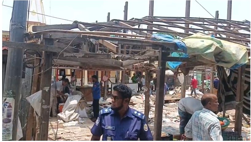প্রশাসনের হস্তক্ষেপে ঝালকাঠির ঐতিহ্যবাহী বারোচালা ভাঙার কাজ স্থগিত