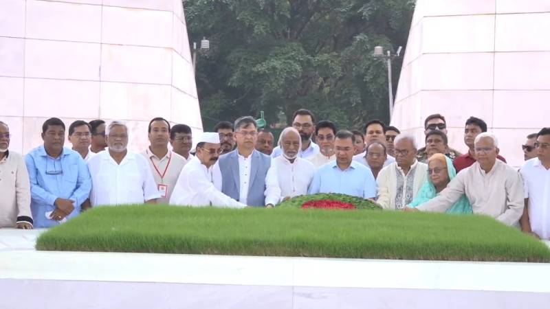 জিয়াউর রহমান ও খালেদা জিয়ার সমাধিতে প্রধানমন্ত্রীর শ্রদ্ধা