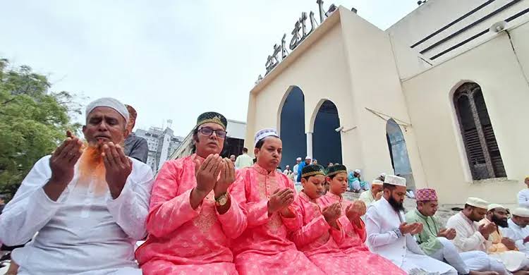 বায়তুল মোকাররমে ঈদের প্রথম জামাত অনুষ্ঠিত
