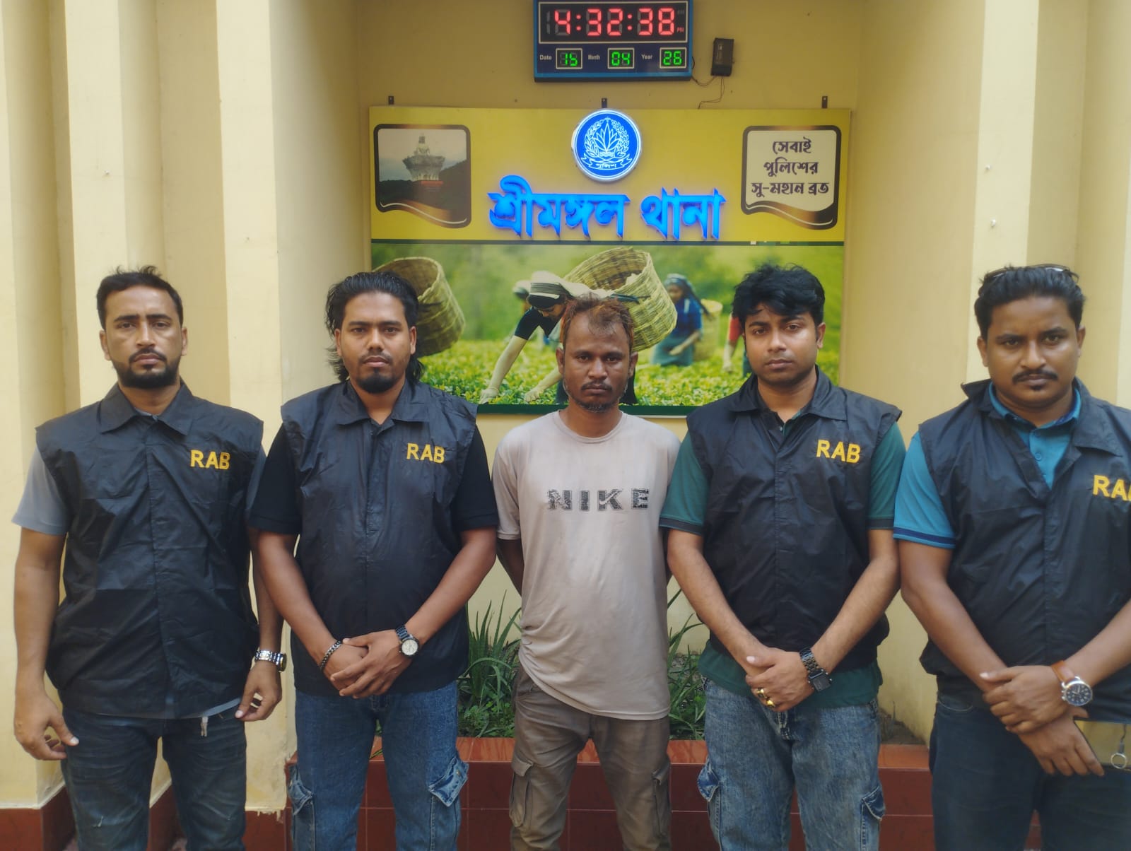 বাবাকে ছুরিকাঘাতে হত্যা, ৩ ঘন্টার অভিযানে শ্রীমঙ্গল র‍্যাবের ফাঁদে ছেলে আটক