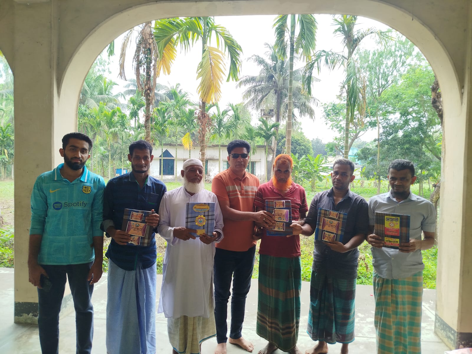 মীরসরাইয়ে যুবদল নেতার ঈদ উপর বিতরণ