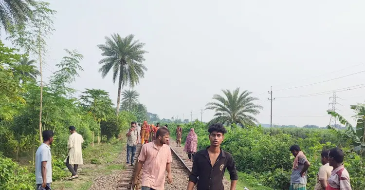মোবারকগঞ্জ রেলস্টেশনে মহানন্দা এক্সপ্রেসের ট্রেনে কাটা পড়ে অজ্ঞাত ব্যক্তির মৃত্যু