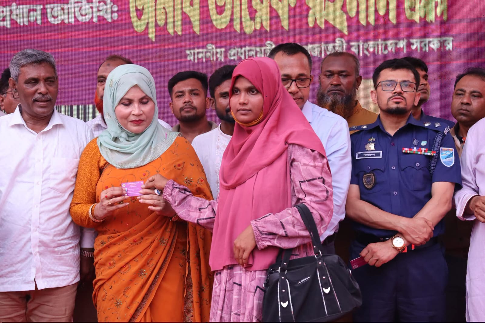 ফরিদপুরে ফ্যামিলি কার্ড বিতরণ কার্যক্রমের উদ্বোধন
