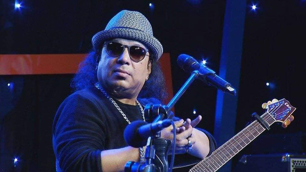 রূপালি গিটার ফেলে ‘সুরের আকাশে’ আইয়ুব বাচ্চু