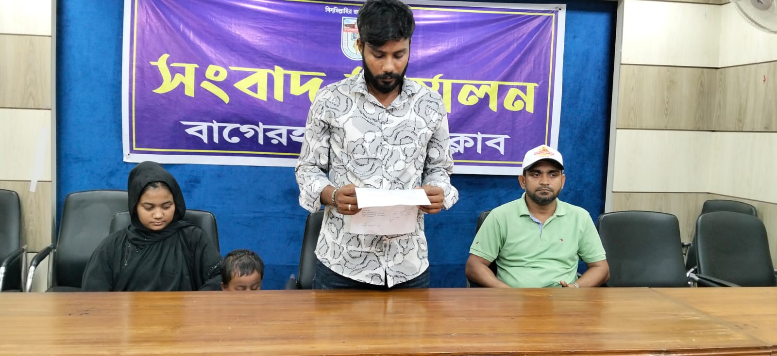 বাগেরহাট সদর হাসপাতালে ভুল চিকিৎসার অভিযোগে জুলাই যোদ্ধার সংবাদ সম্মেলন